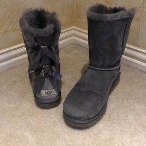 Gray Ugg, with back bows, Size 11